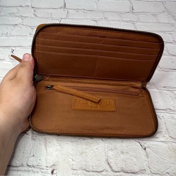 Free People Distressed Vegan Wallet New with tags - Picture 3 of 6